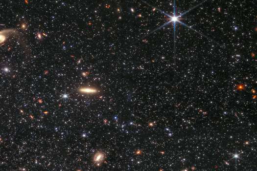El nuevo mapa afirma que la teoría de Einstein sobre cómo las estructuras masivas crecen y curvan la luz, a lo largo de los 14.000 millones de años de vida del universo.