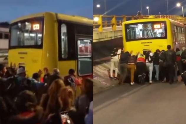 En video: un Transmilenio se varó y pasajeros se bajaron a empujar en plena vía
