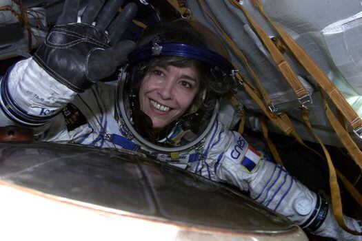 Claudie Haigneré saludaba desde la nave espacial Soyuz que la trajo de vuelta a la Tierra tras su misión Andromède de 10 días a la Estación Espacial Internacional el 31 de octubre de 2001. Fue la primera mujer astronauta de la Agencia Espacial Europea.