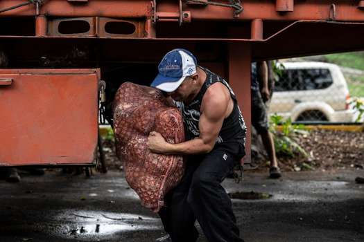 Los sobornos que pide la policía en Venezuela para dejar pasar los camiones con comida terminan reflejándose en el precio que paga el consumidor.