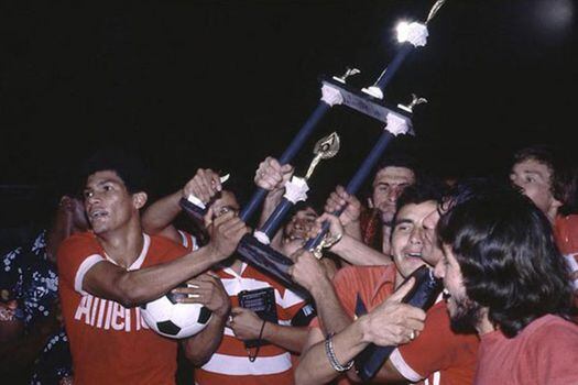 Los jugadores de América de Cali celebran el primer título en el fútbol colombiano.