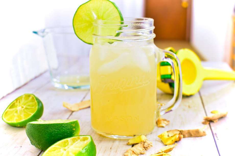 La limonada se mantendrá en un recipiente sellado en el refrigerador hasta cinco días.