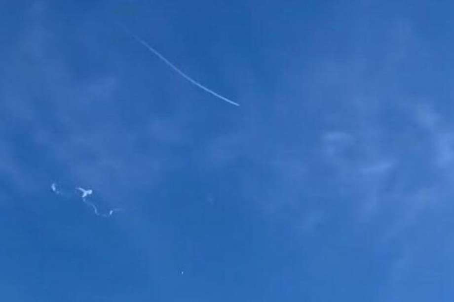 Esta imagen fija tomada de un video de teléfono celular de Haley Walsh en Myrtle Beach, Carolina del Sur, muestra un presunto globo de vigilancia chino después de que fue derribado el 4 de febrero de 2023.