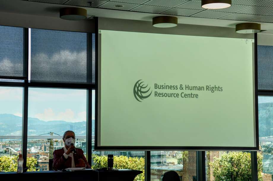 Amanda Romero, investigadora senior y representante del CIEDH para Latinoamérica y el Caribe, presidió el foro para discutir el último informe del Grupo de Trabajo de la ONU sobre empresas y derechos humanos. Crédito: Rutas del Conflicto.