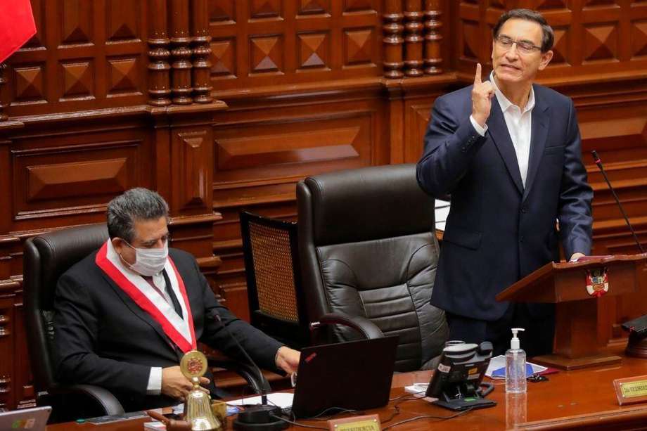 El presidente Martín Vizcarra de pie junto al presidente del Congreso de Perú, Manuel Marino.