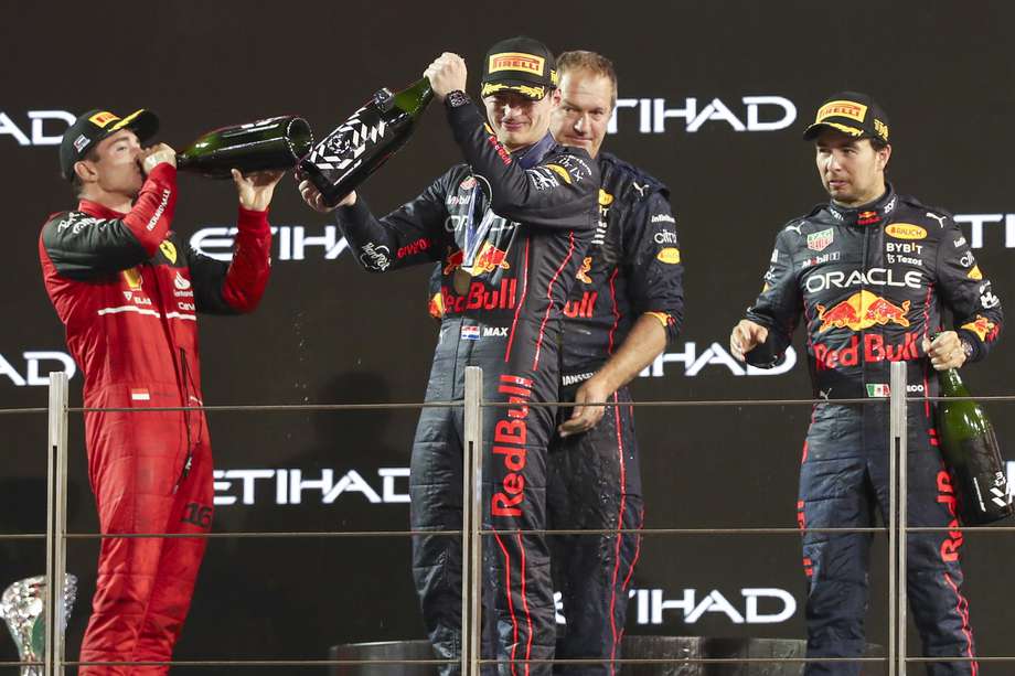Abu Dhabi (United Arab Emirates), 20/11/2022.- Race winner Dutch Formula One driver Max Verstappen of Red Bull Racing (2-L), secon-placed Monaco's Formula One driver Charles Leclerc of Scuderia Ferrari (L), an unidentified team representative, and third-placed Mexican Formula One driver Sergio Perez of Red Bull Racing (R) smile on the podium following the Formula One Abu Dhabi Grand Prix at Yas Marina Circuit in Abu Dhabi, United Arab Emirates, 20 November 2022. (Fórmula Uno, Emiratos Árabes Unidos) EFE/EPA/ALI HAIDER
