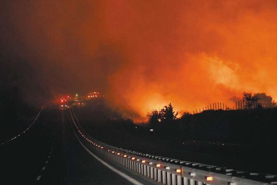 Los incendios en Grecia siguen fuera de control; bomberos están intentando controlar las llamas. / EFE