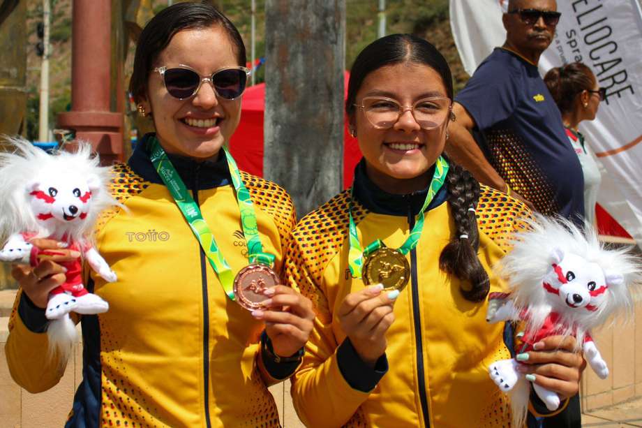 Luciana Osorio (der.), campeona de la ruta y la CRI en los I Juegos Bolivarianos de la Juventud 2024.