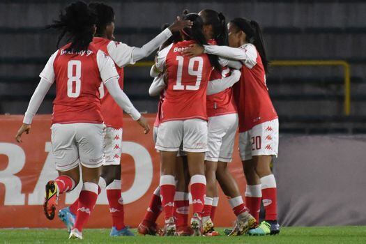 Independiente Santa Fe celebrando tras anotarle a Llaneros en los cuartos de final de la Liga Femenina.
