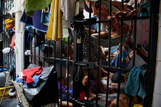 Esta es una de las celdas de la estación Norte de Policía de Bucaramanga. De acuerdo con el Defensor del Pueblo, Carlos Camargo, el hacinamiento está en un 1.300%.  Es decir, por un cada espacio destinado a 10 personas, permanecen presas 130.