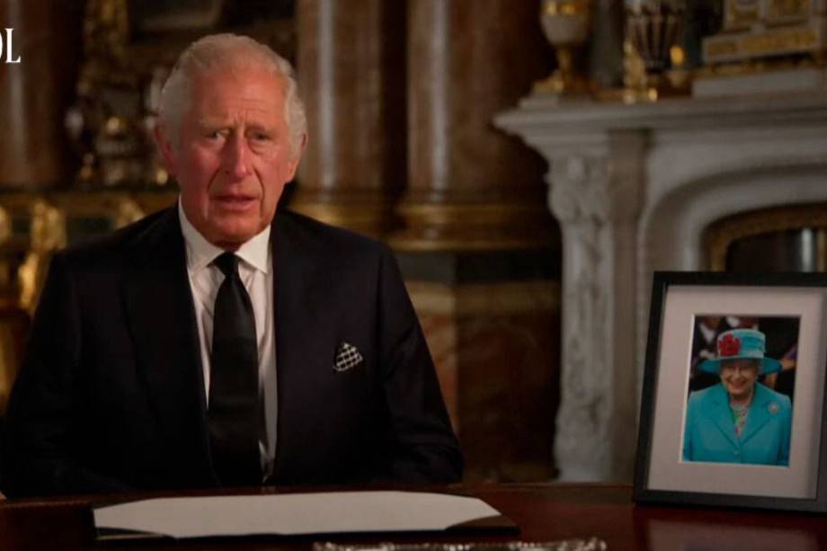 “Gracias por su amor”, dijo el nuevo rey Carlos III de Reino Unido, tras la muerte de su madre, la reina Isabel II. Así fue su conmovedor discurso.