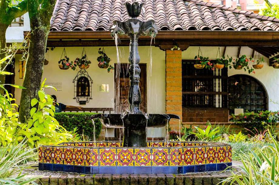 La Casa Museo Fernando González es el principal centro cultural del sur del Valle de Aburrá, donde se reúnen autores y pensadores alrededor del arte y las letras.