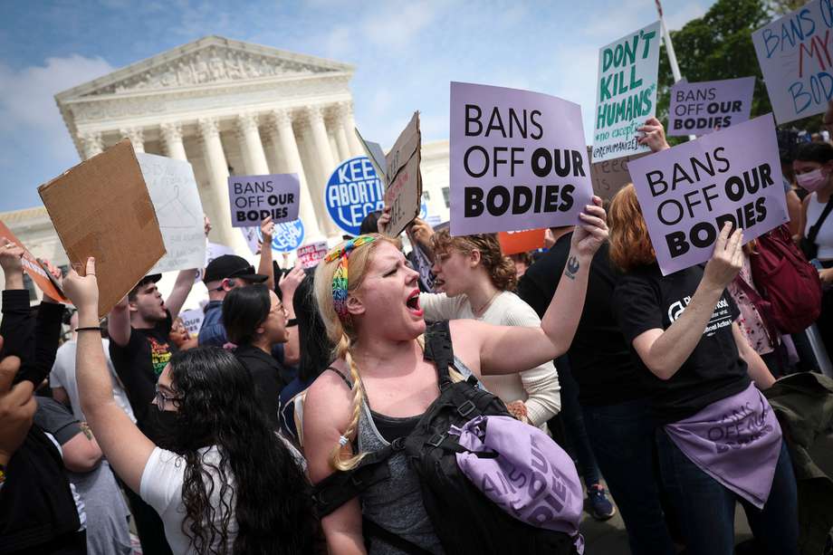 Activistas a favor y en contra del aborto protestaron frente al edificio de la Corte Suprema de EE. UU. el 3 de mayo de 2022 en Washington.
