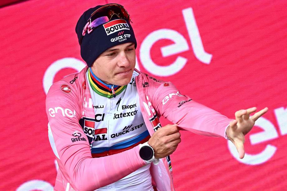 Remco Evenepoel, con la maglia rosa que identifica al líder del Giro de Italia. 