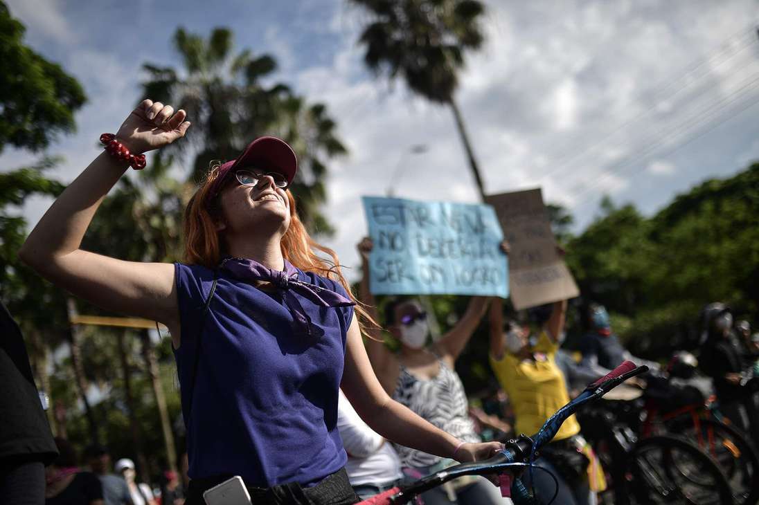 Cientos de mujeres en Cali marcharon desde la Universidad del Valle hasta el sector de Puerto Rellena, conocido en el marco del paro nacional como Puerto Resistencia.
