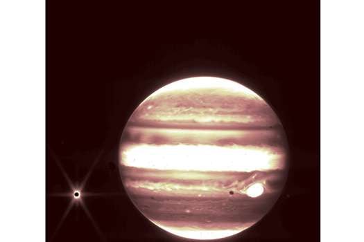 En esta imagen el telescopio James Webb capturó a Júpiter con su luna Europa. La famosa Gran Mancha Roja aparece blanca a la derecha debido a la forma en que se procesó la imagen. Y la mancha oscura a la izquierda de la Gran Mancha Roja es la sombra de Europa proyectada sobre Júpiter.