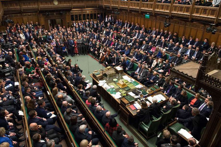 Theresa May sobrevivió a una moción de censura ayer, solicitada por la oposición en el Parlamento.  / AFP