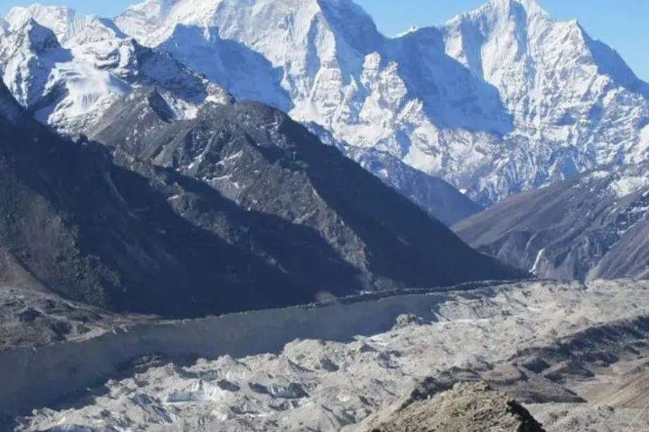 Durante las últimas décadas los glaciares del Himalaya han perdido hielo diez veces más rápido que en promedio desde la última gran expansión de glaciares entre hace 400 y 700 años.