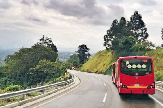 El único bus eléctrico de Bogotá viajó esta semana desde Suba hasta Pereira, para un foro sobre movilidad en la capital risaraldense. Salió con la batería llena y llegó con el 44 %. / Cortesía