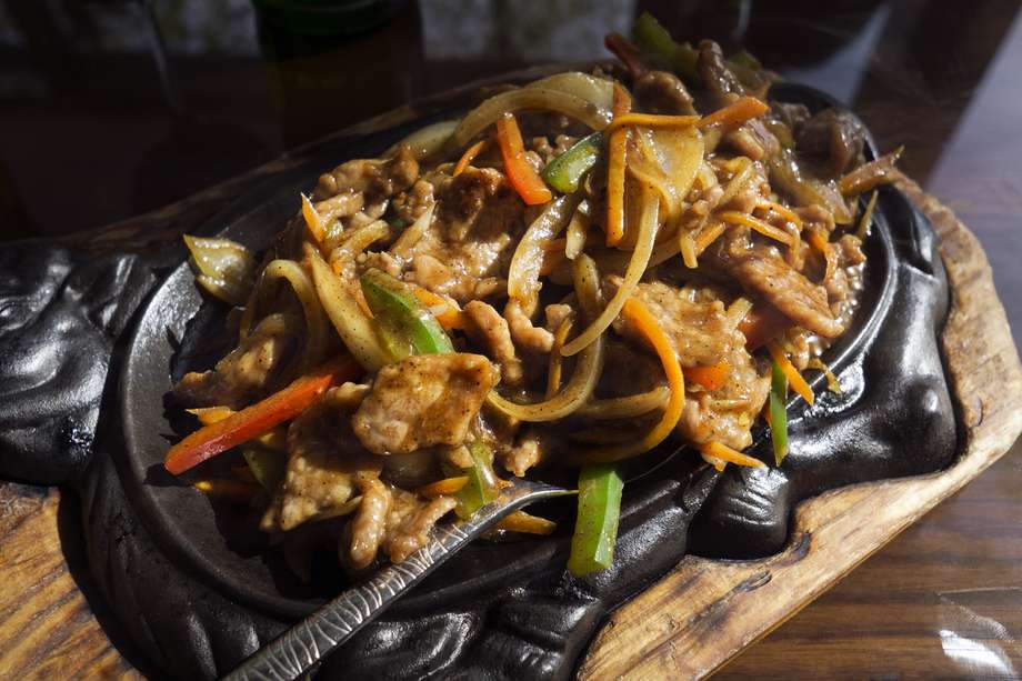 Comida china que mezcla carne y verduras al wok para conquistar paladares.