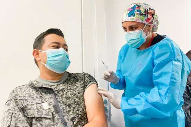 Con 10.000 dosis arrancó vacunación a personal activo de las Fuerzas Militares