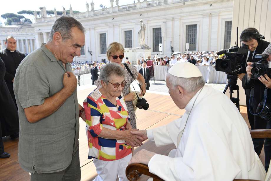 El papa Francisco saluda a una pareja durante la audiencia general de los miércoles en la Plaza de San Pedro en el Vaticano. 
