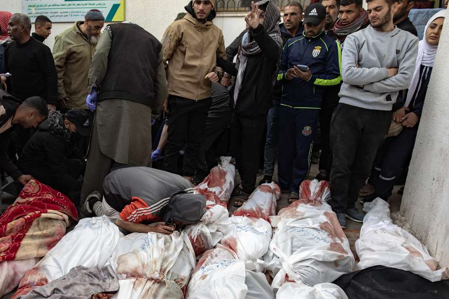 Palestinos lloran alrededor de cadáveres envueltos en sábanas en el hospital Al-Najjar de Rafah, sur de la Franja de Gaza, 12 de febrero de 2024. Según el Ministerio de Sanidad palestino, más de 60 personas han muerto y más de 230 han resultado heridas en los ataques aéreos llevados a cabo por el ejército israelí.