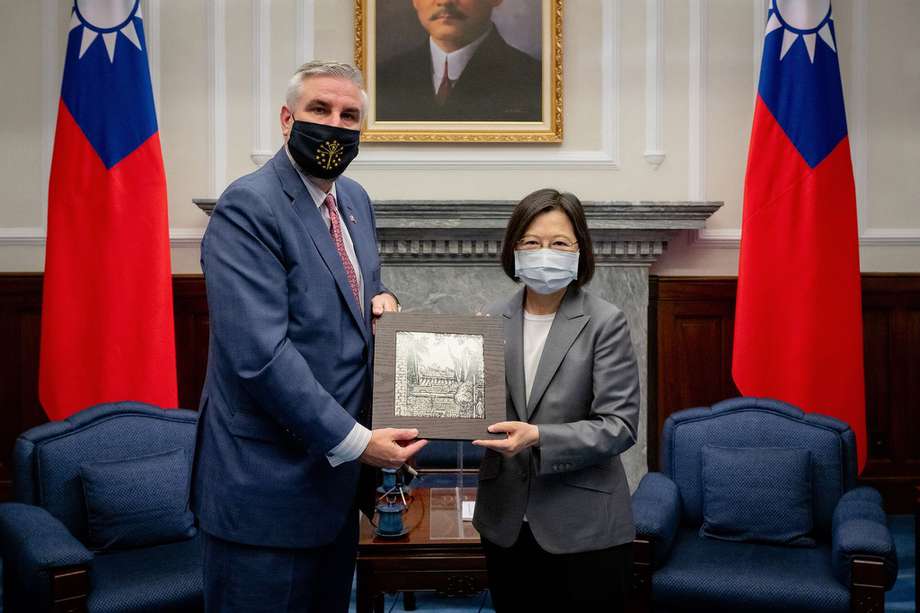 La presidenta de Taiwán, Tsai Ing-wen, posando para una foto con el gobernador de Indiana, Eric Holcomb, durante una reunión dentro de la oficina presidencial en Taipei.