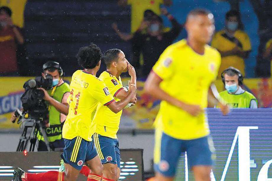 Luis Fernando Muriel y Juan Guillermo Cuadrado celebrando un gol contra Argentina / AFP / Raul ARBOLEDA
