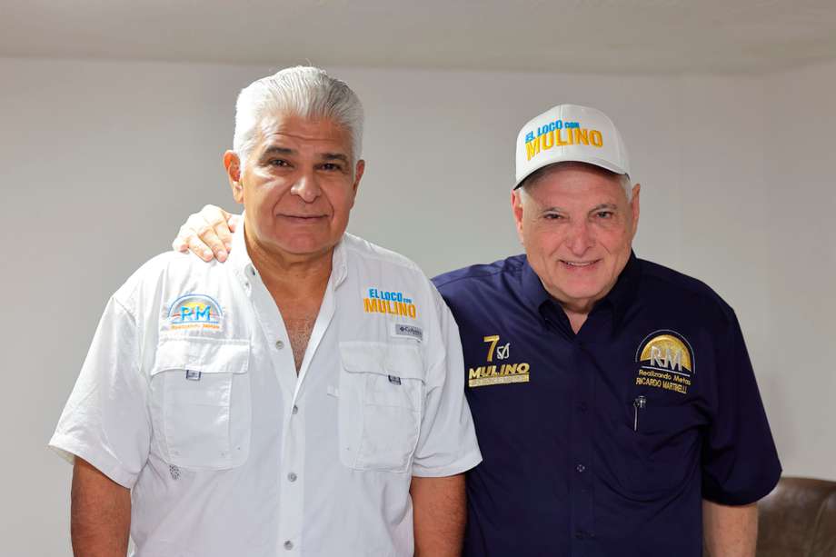 Fotografía cedida por la campaña de José Raúl Mulino, que posa junto al expresidente de Panamá, Ricardo Martinelli, asilado en la Embajada de Nicaragua. 
