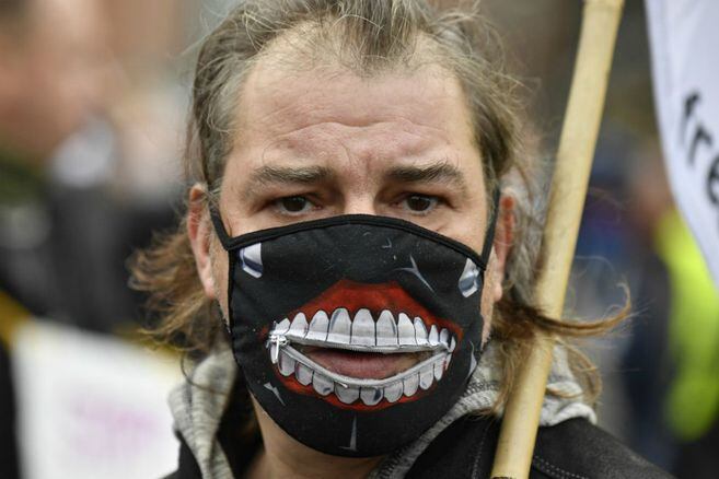 Un manifestante durante las protestas en Alemania contra la política que obliga a usar mascarillas.