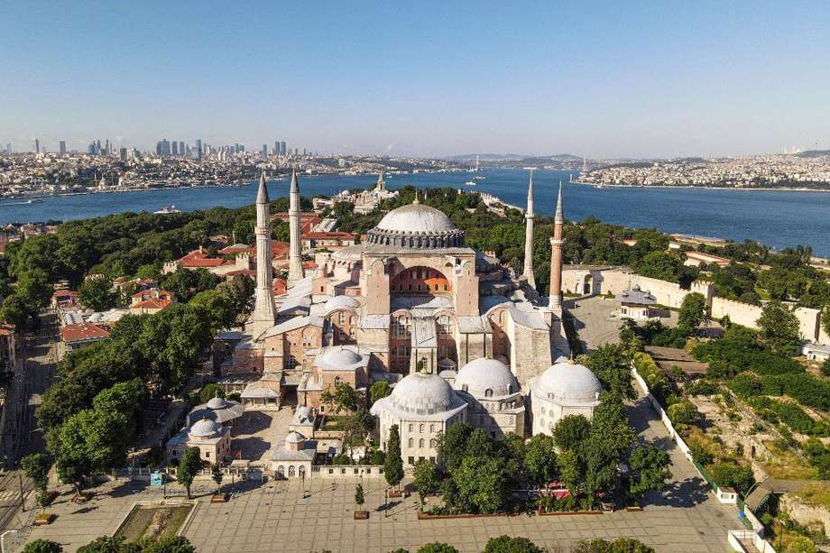 El templo Santa Sofía fue primero construido como catedral cristiana durante el Imperio Bizantino y completada en 537. Tras la conquista de los otomanos fue convertida en mezquita y luego, tras la caída de ese imperio, designada museo.