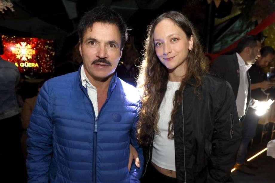 El actor Ramiro Meneses en compañía de su novia, Valentina Contreras.