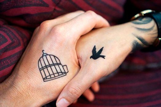 SUPERSTICIÓN

Entre los tatuadores se dice que no es bueno hacerlo a parejas, pues al cabo de un tiempo, la relación se termina.