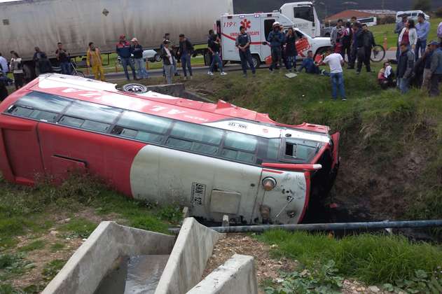 Al menos 20 heridos dejó bus volcado en vía Tocancipá - Bogotá 