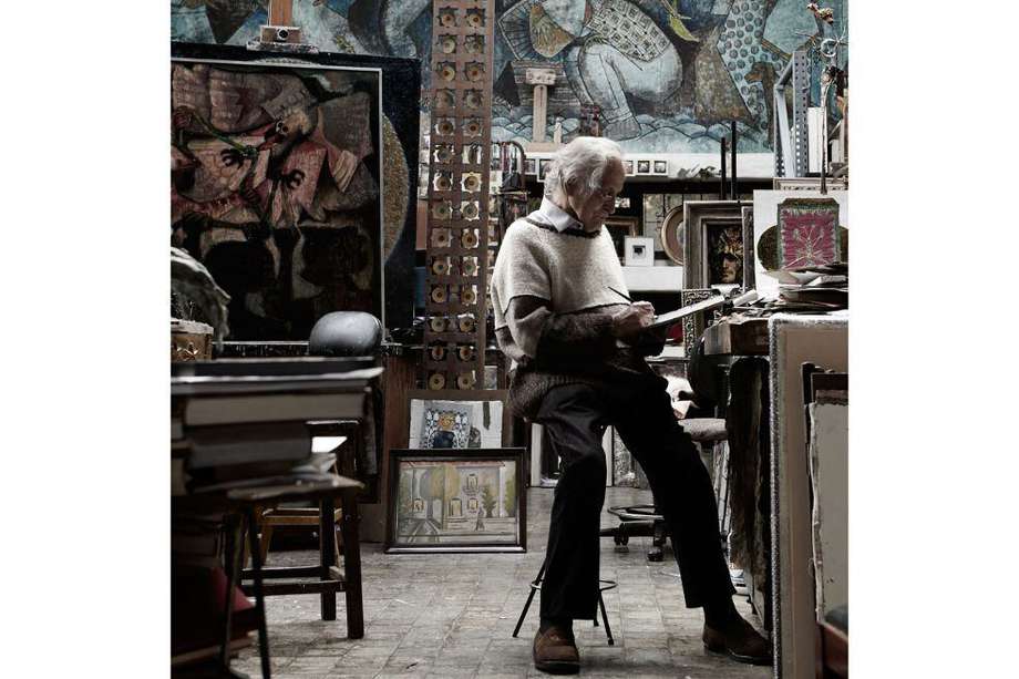 Armando Villegas, autor de pinturas como “La huella del hombre”, “Elementos”, entre otras, en su taller.