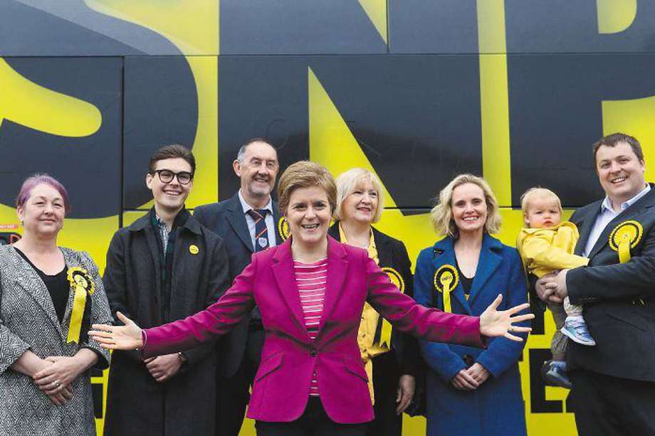 La primera ministra de Escocia, Nicola Sturgeon, posa con candidatos locales en Arbroath (Escocia), de cara a las elecciones del pasado 5 de mayo.