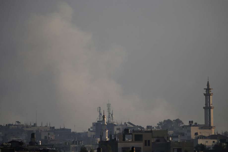 El humo se eleva tras los ataques aéreos israelíes en el este de la ciudad de Dei Al Balah, en el sur de la Franja de Gaza. 