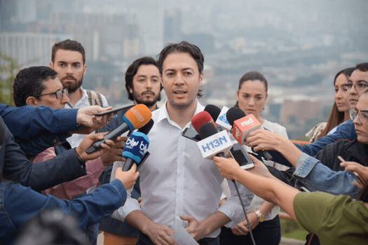 Daniel Quintero, alcalde de Medellín, declaró este lunes la emergencia climática en la capital antioqueña. La razón sería la mala calidad del aire que experimenta el Valle de Aburrá, la cual no ha podido ser mitigada por el pico y placa ambiental.  / Tomado del Twitter @QuinteroCalle
