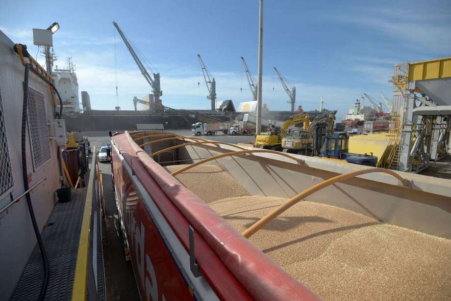 Los problemas para exportar granos de Ucrania pueden afectar el mercado global de alimentos. En la imagen, una terminal de procesamiento de granos en Australia.