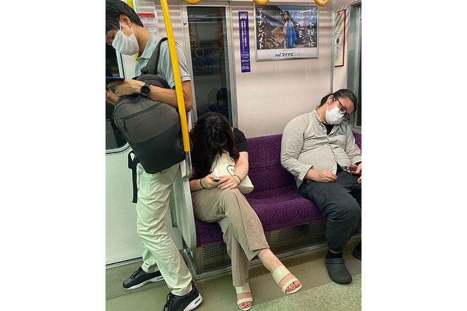 Metro de Tokio. Muchos japoneses compensan la falta de sueño con siestas en el transporte público. 