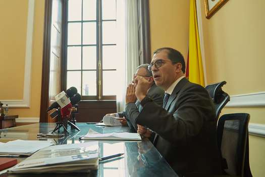 Fiscal general Francisco Barbosa, junto al presidente del Congreso, Roy Barreras.
