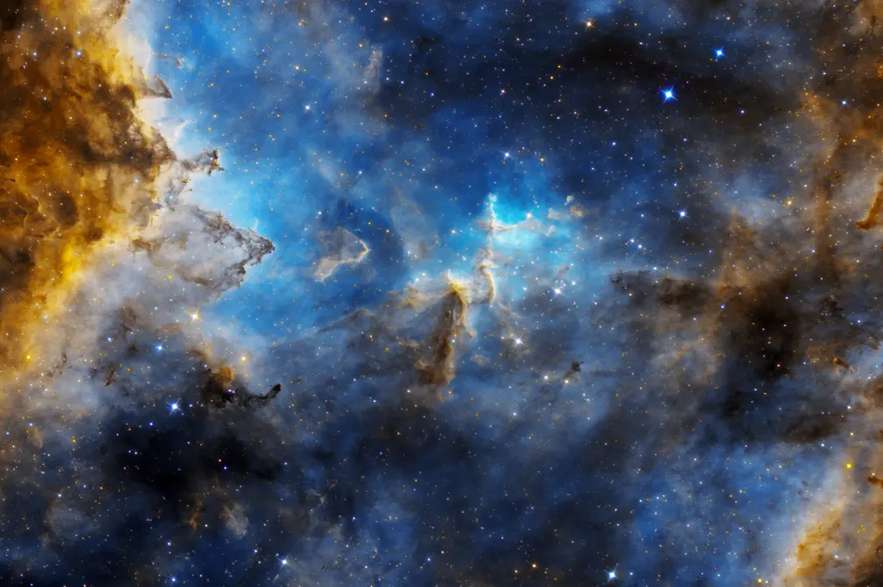 IC 1805 es un área de grandes cantidades de gas ionizado y polvo interestelar. El fuerte viento estelar de las estrellas calientes que nacen aquí sopla el material circundante hacia el exterior, creando una forma hueca similar a una cueva en la nube de gas madre.