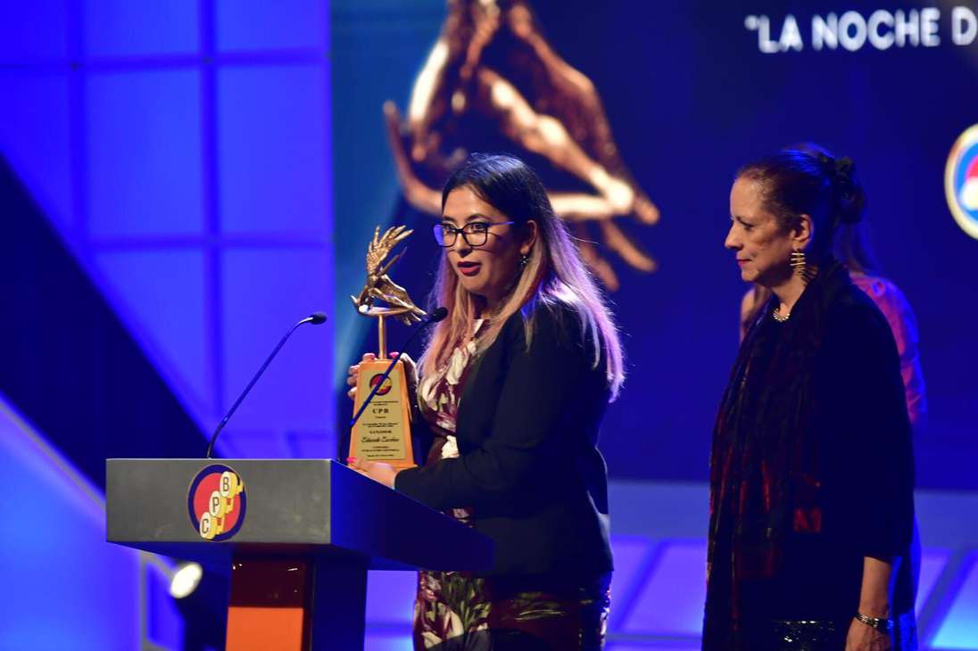 Cindy Roa recogió el premio de la Categoría Publicaciones editoriales que fue otorgado a Eduardo Escobar con su libro "Escritos en contravía".