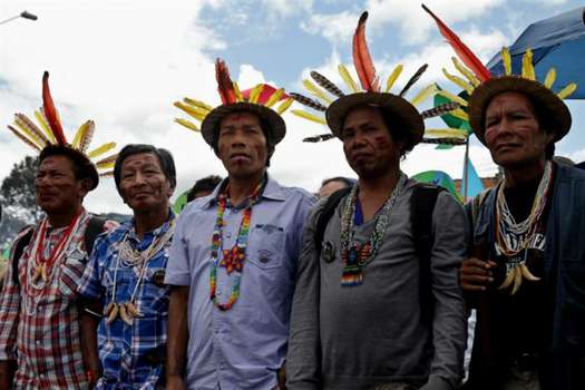 Representantes de comunidades indígenas marchan para pedir a los líderes mundiales reunidos en París en la Cumbre del Clima COP21, que tomen medidas contra el calentamiento global. / EFE