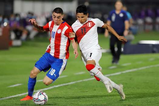 Miguel Almirón (Paraguay) y Raúl Ruidíaz (Perú) disputando el balón en el primer partido de las eliminatorias a Catar 2022 en el estadio Defensores del Chaco.