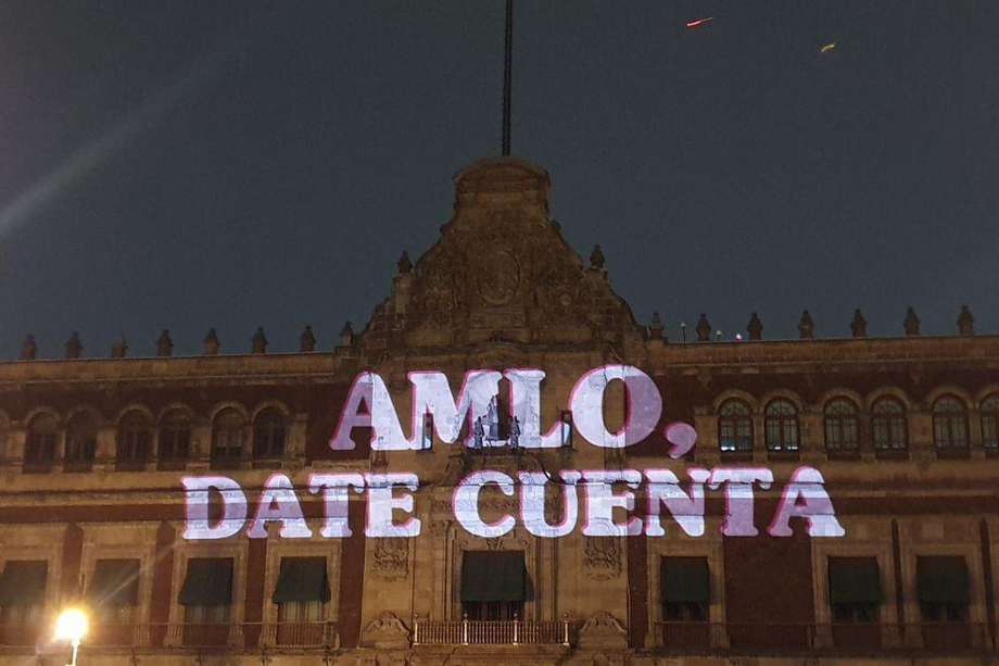 Este 14 de marzo, grupos feministas mexicanos proyectaron en el Palacio Nacional, presidencia de México, frases para llamar la atención por el machismo en el país.