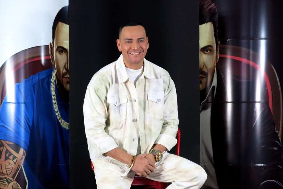 Víctor Manuelle comenzó en el mundo de la música con el apoyo del cantante Gilberto Santa Rosa, “El Caballero de la salsa”, y en 1993 lanzó su primer álbum “Justo a tiempo”.