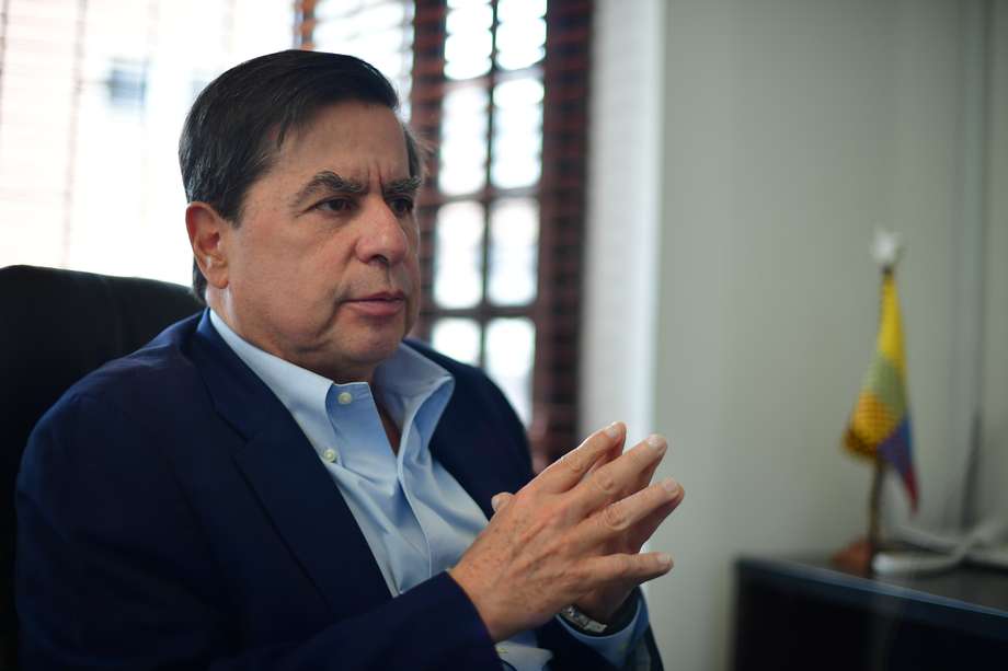 Fue ministro del Interior durante el gobierno de Juan Manuel Santos. Con su movimiento En Marcha hace parte de la Coalición de la Esperanza. 