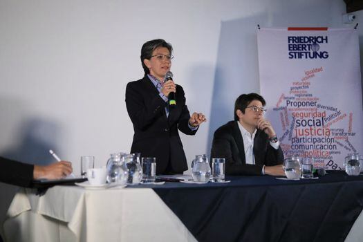 Al debate solo asistieron Claudia López y Miguel Uribe.  / Cristian Martínez